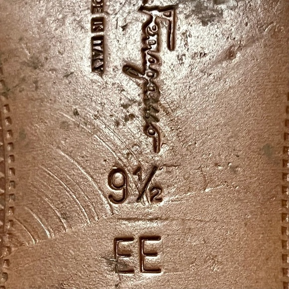 𝅺salvatore FERRAGAMO leather dress loafers. Made in Italy. 9.5 EE - Picture 7 of 8